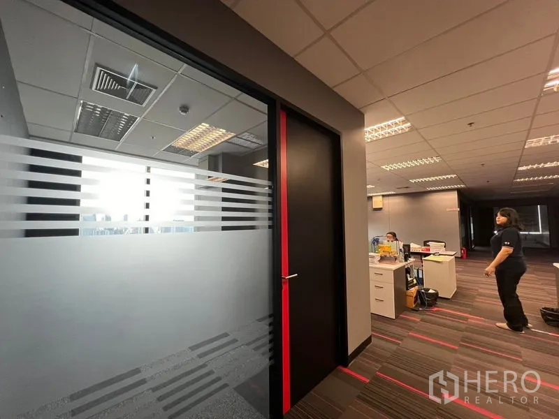 办公空间 出租在Huai Khwang, Bangkok - 走廊望向磨砂玻璃会议室与开放办公区。