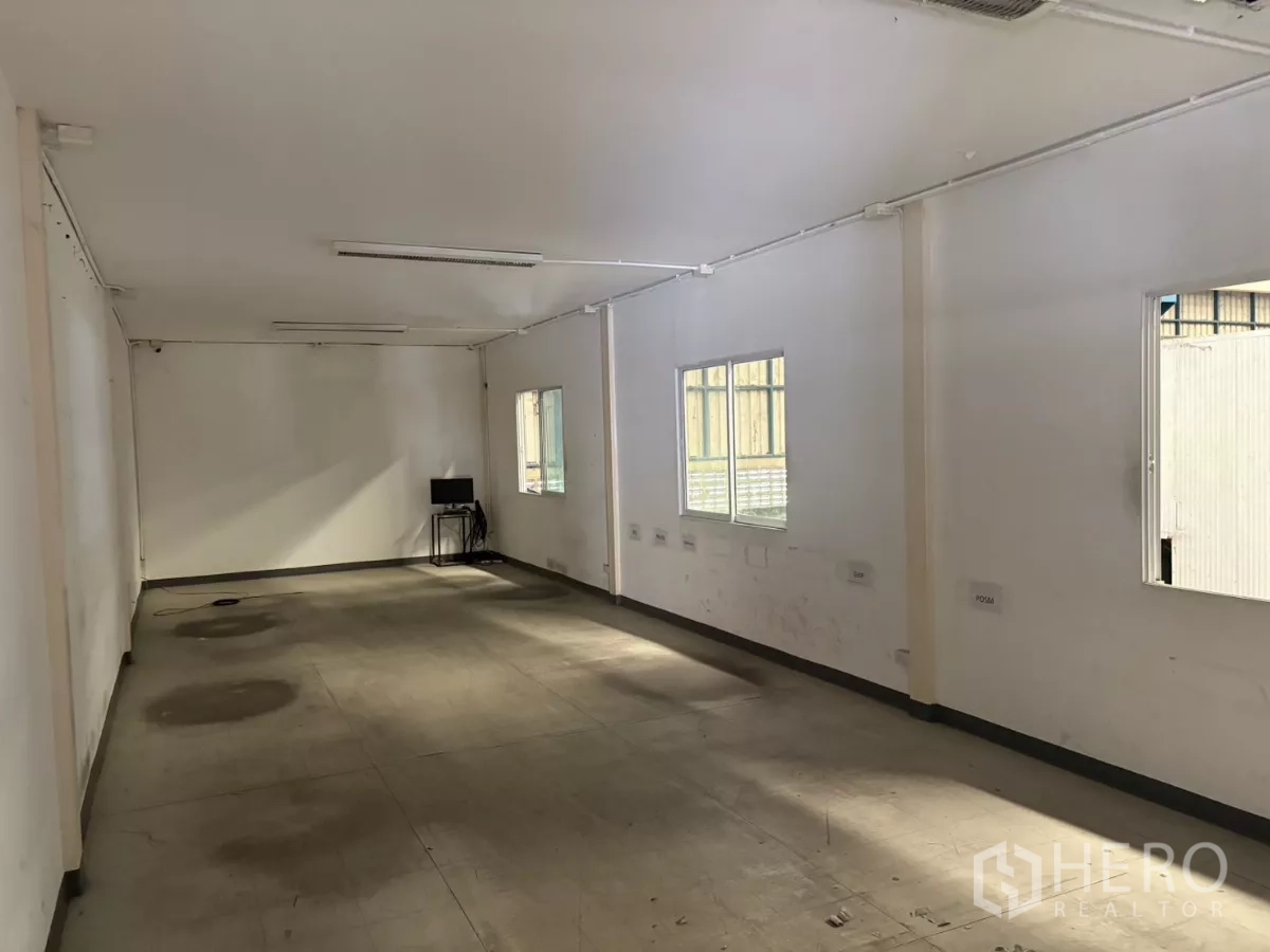 คลังสินค้า ให้เช่าในMueang Samut Prakan, Samut Prakan - พื้นที่ออฟฟิศสว่าง พื้นกระเบื้อง มีปลั๊กไฟ พร้อมปรับแต่ง