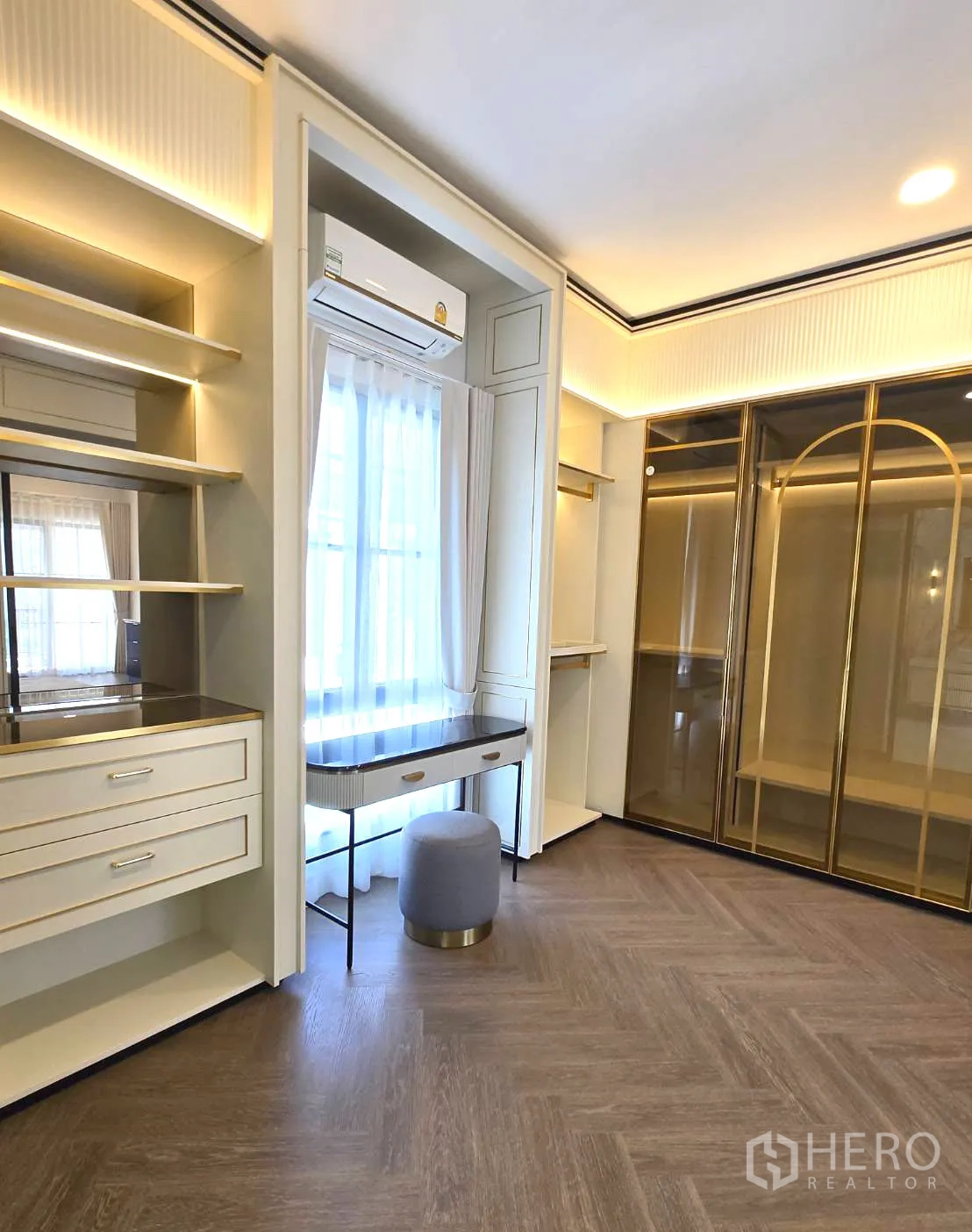 Detached House for rent in Saphan Sung, Bangkok - Elegant walk‑in closet with dressing table and gold‑framed wardrobe.