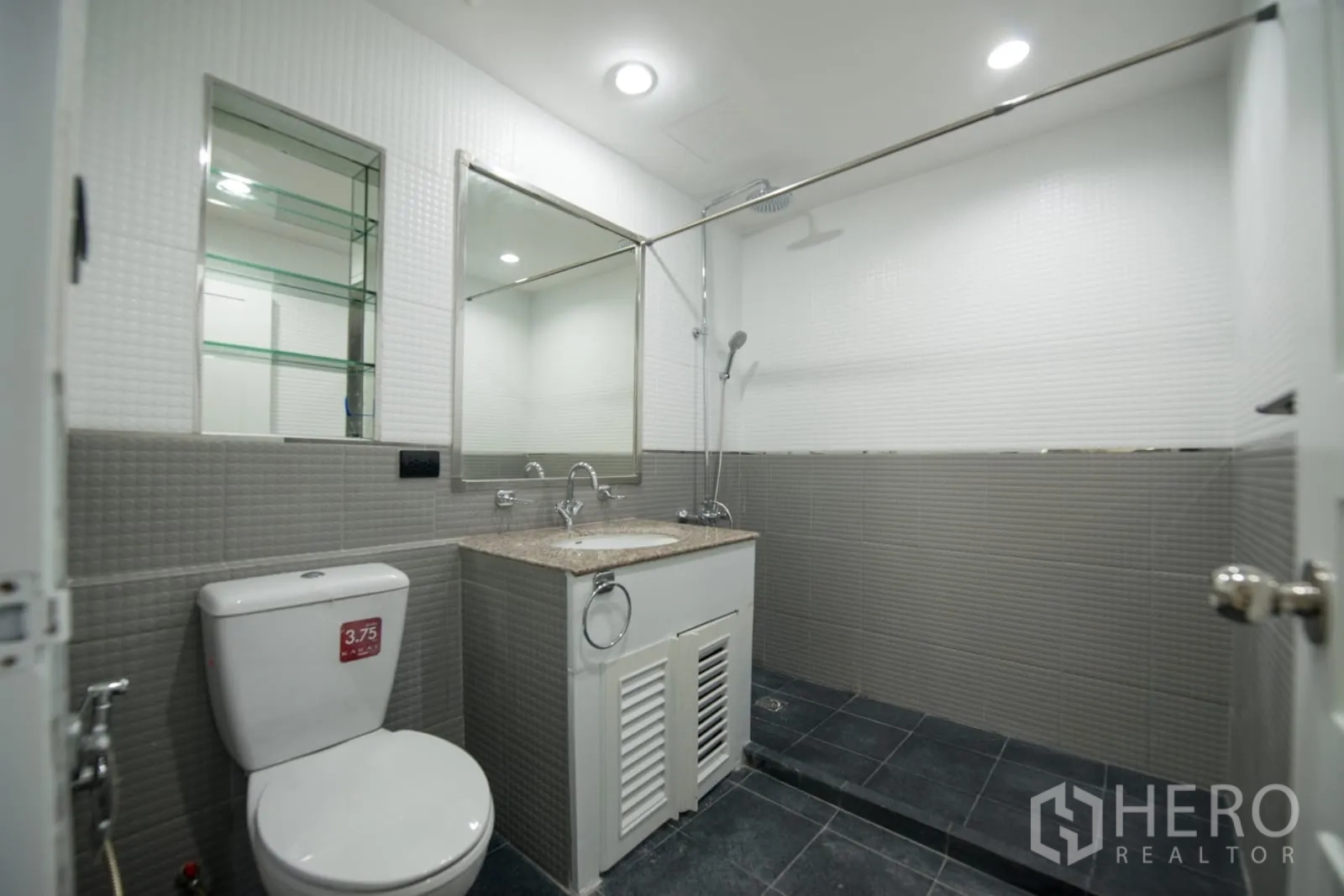 คอนโด ให้เช่าหรือขายในKhlong Toei, Bangkok - ห้องน้ำสไตล์โมเดิร์นพร้อมโซนฝักบัวแบบวอล์กอิน เคาน์เตอร์อ่างล้างหน้า และกระเบื้องเทา‑ขาว