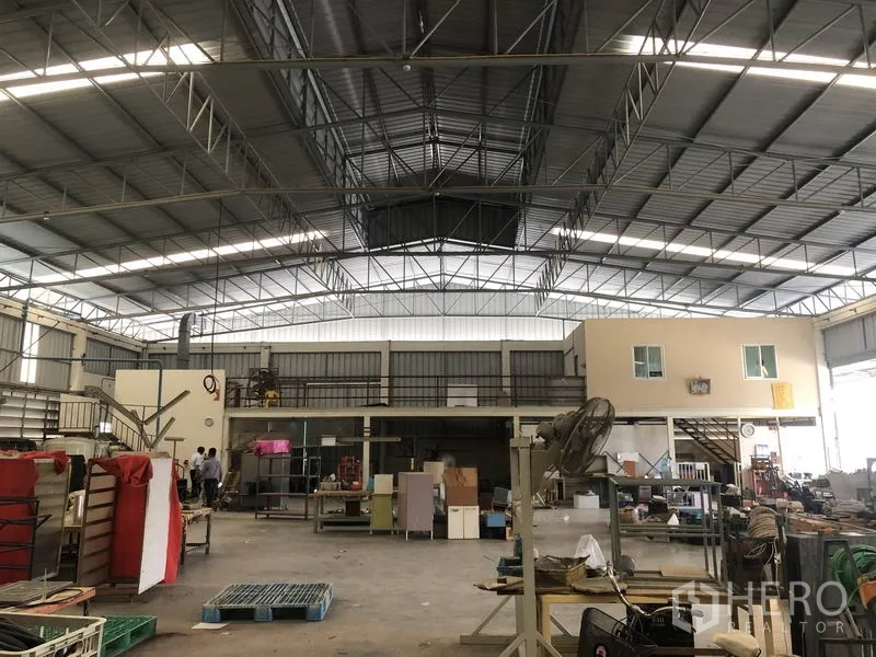 Factory for sale in Khlong Luang, Pathum Thani - Spacious production hall with mezzanine offices beneath a wide-span roof.
