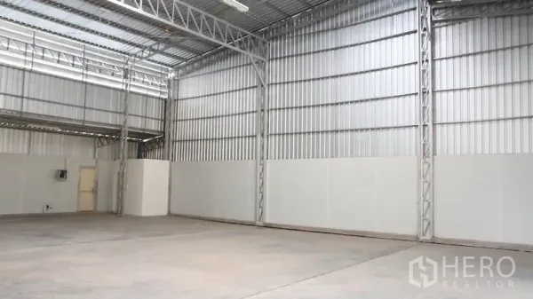 คลังสินค้า ให้เช่าในThung Khru, Bangkok - ภายในโกดังโปร่งโครงเหล็กหลังคาสูงพื้นคอนกรีต