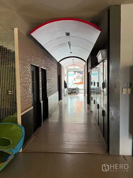 零售空间 出租 - 拱形天花的长廊，两侧房间通往前方玻璃立面