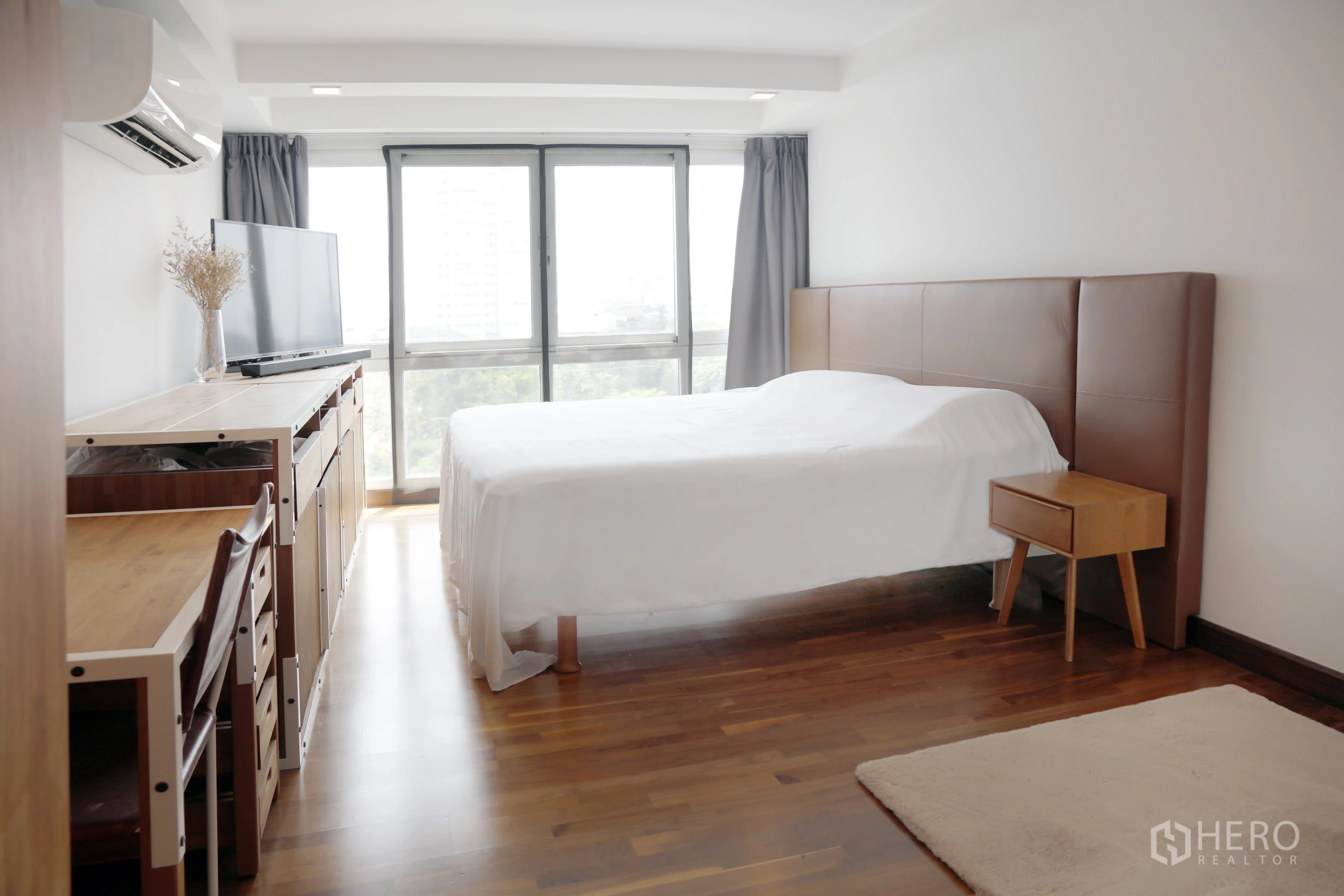 คอนโด for rent in Watthana, Bangkok - ห้องนอนกว้าง เตียง ทีวีคอนโซล โต๊ะทำงาน และหน้าต่างบานใหญ่