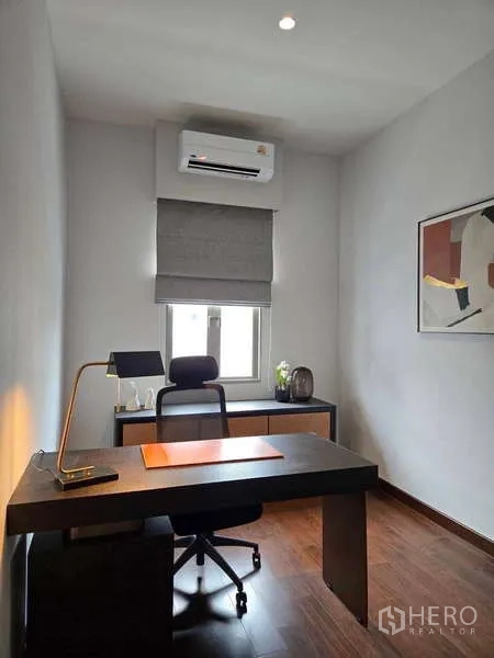 บ้าน ให้เช่าหรือขายในLat Krabang, Bangkok - ห้องทำงานเงียบสงบ โต๊ะทำงาน โคมไฟ และหน้าต่าง