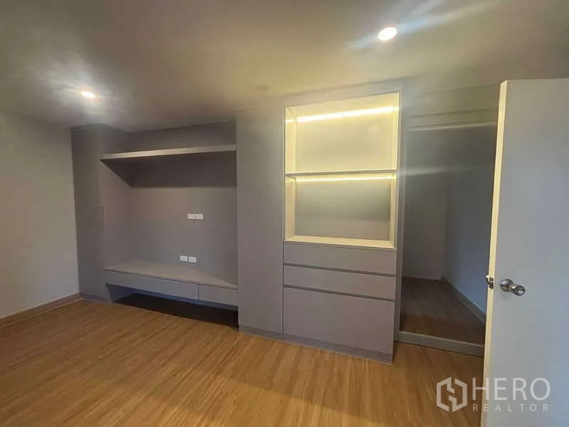 คอนโด ขาย - ห้องนอนพร้อมผนังวางทีวีและชั้นวางของไฟส่องสว่าง