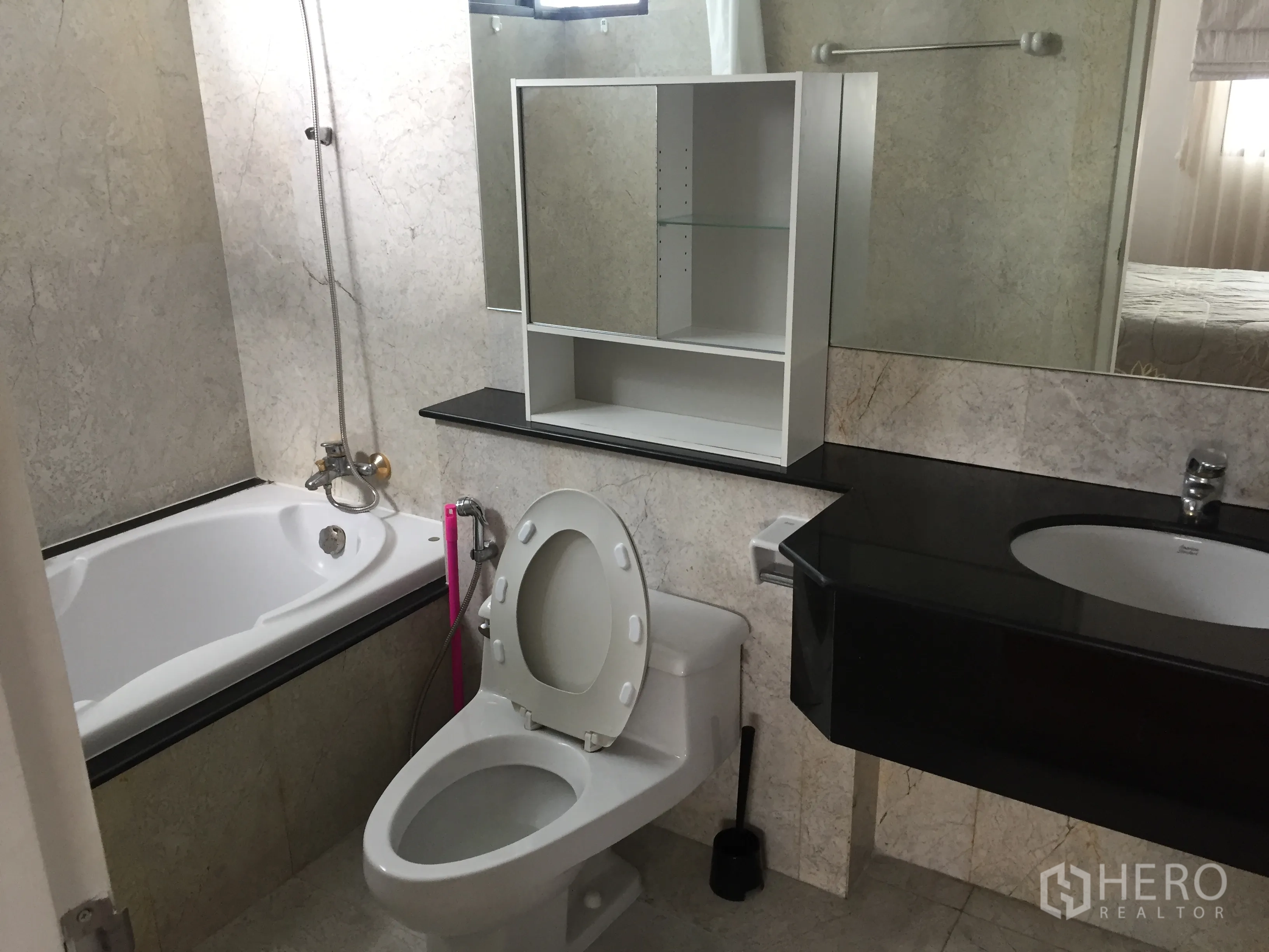 คอนโด ให้เช่าในWatthana, Bangkok - ห้องน้ำพร้อมอ่างอาบน้ำ กระจกบานใหญ่ และเคาน์เตอร์ท็อปหินสีดำ