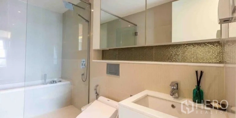 คอนโด ให้เช่าหรือขายในWatthana, Bangkok - ห้องน้ำสไตล์ร่วมสมัย มีอ่างอาบน้ำ ฉากกั้นอาบน้ำกระจก และอ่างล้างหน้า