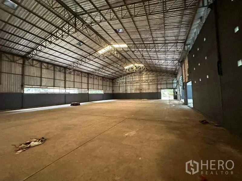 Warehouse for rent in Phra Nakhon Si Ayutthaya - Open-plan storage floor with high ceiling and rear roller-door access.