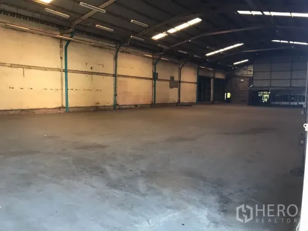 Warehouse for rent in Mueang Samut Sakhon, Samut Sakhon - Spacious warehouse interior with high ceiling and smooth concrete floor.