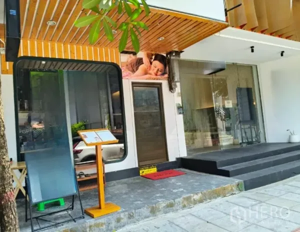 店屋 出租在Watthana, Bangkok - 瓦他那区临街商铺外立面，落地玻璃门、木质吊顶和台阶。