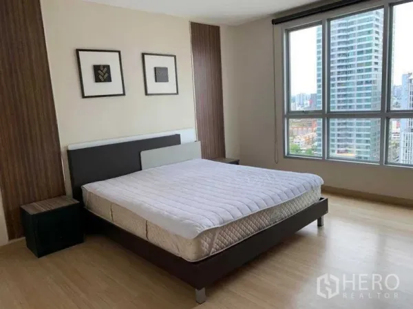 公寓 出租在Bang Rak, Bangkok - 主卧另一角度，落地窗与城市天际线景观。