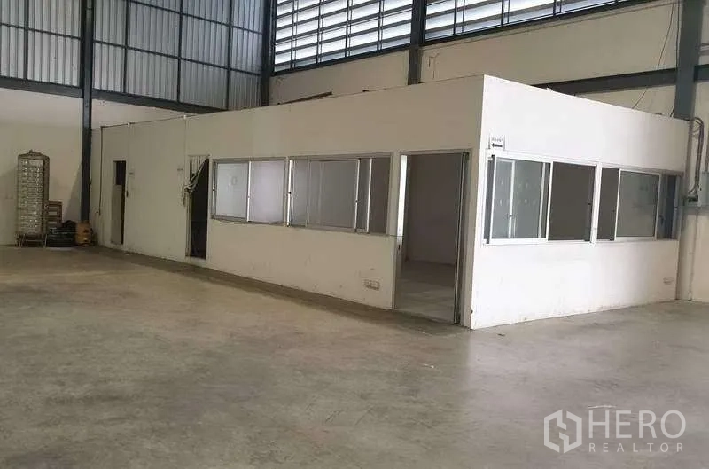 คลังสินค้า ให้เช่าในMueang Samut Prakan, Samut Prakan - ชุดอาคารสำนักงานภายในโกดังพร้อมหน้าต่างหลายบาน