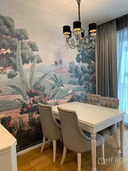 คอนโด ขายในWatthana, Bangkok - พื้นที่ทานอาหารติดหน้าต่าง ผ้าม่านยาว วอลเปเปอร์วิวธรรมชาติและโคมไฟระย้า