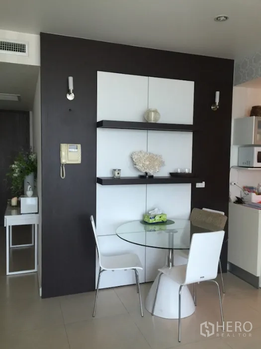 公寓 出租或出售在Ratchathewi, Bangkok - 餐饮角，圆形玻璃桌、两把椅子与悬浮壁架。