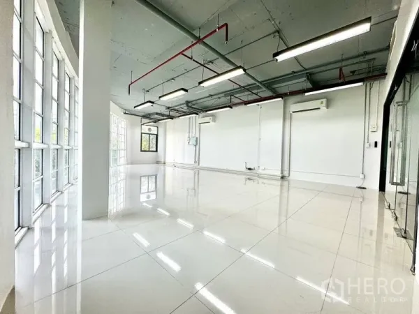 สำนักงาน ให้เช่าในKhlong Toei, Bangkok - ห้องทำงานเพดานเปลือย โคมไฟยาว LED และเครื่องปรับอากาศแบบแยกส่วน