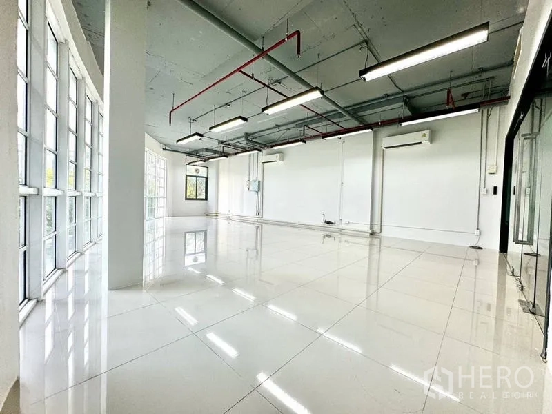 สำนักงาน ให้เช่าในKhlong Toei, Bangkok - ห้องทำงานเพดานเปลือย โคมไฟยาว LED และเครื่องปรับอากาศแบบแยกส่วน
