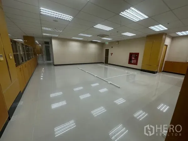 Office Space for rent in Suan Luang, Bangkok - Spacious open-plan office with glossy tiles, grid ceiling lights and built-in cabinets.