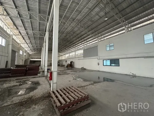工厂 出租或出售在Prawet, Bangkok - 工厂大开间，立柱排列，顶棚采光，侧面有装卸通道。