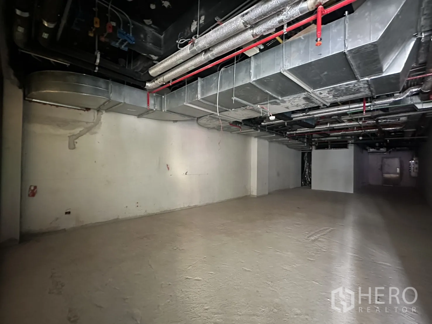 零售空间 for rent in Bang Rak, Bangkok - 开放式店铺空间，悬挂通风风管与消防喷淋清晰可见。