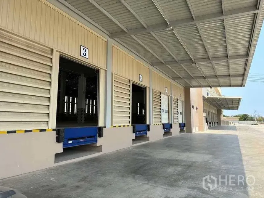 工厂 出租或出售在Samut Prakan - 带雨棚的多联装卸月台与调节板，现代化工厂外立面。