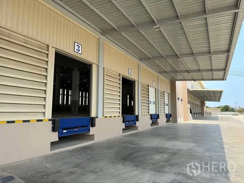 工厂 出租或出售在Samut Prakan - 带雨棚的多联装卸月台与调节板，现代化工厂外立面。