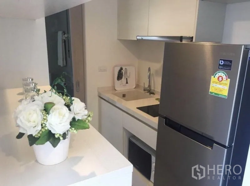 คอนโด ให้เช่าหรือขายในWatthana, Bangkok - ครัวยุโรปขนาดกะทัดรัด ตู้เย็นสแตนเลส อ่างล้างจาน และเตาไฟฟ้า