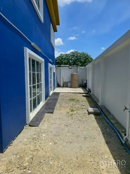 คลังสินค้า ให้เช่าหรือขายในKhlong Toei, Bangkok - พื้นที่สวนและบริการข้างอาคาร ประตูกระจกบานเลื่อนและแทงก์น้ำ