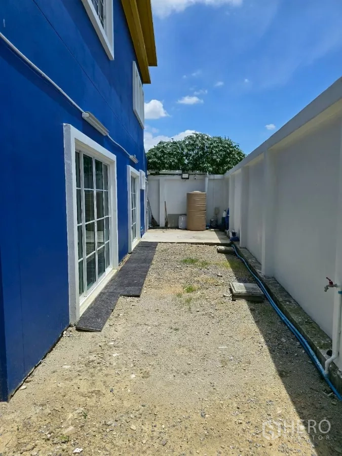 คลังสินค้า ให้เช่าหรือขายในKhlong Toei, Bangkok - พื้นที่สวนและบริการข้างอาคาร ประตูกระจกบานเลื่อนและแทงก์น้ำ