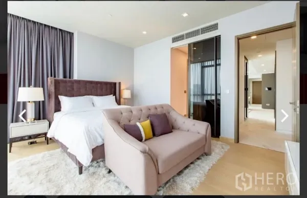 คอนโด ให้เช่าหรือขายในWatthana, Bangkok - ห้องนอนใหญ่ เตียงหัวเตียงหุ้มผ้า โซฟาปลายเตียง และพรมขนนุ่ม