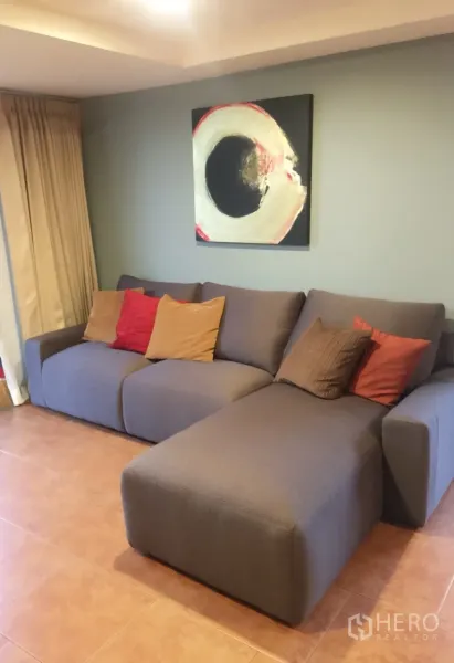 คอนโด ให้เช่าในWatthana, Bangkok - พื้นที่ครัวแบบโอเพ่นพร้อมโถงทางเข้า ตู้ไม้สไตล์คลาสสิก ระเบียงทางเดินอาคาร ผนังเขียว และกลอนประตูดิจิทัลปลอดภัย