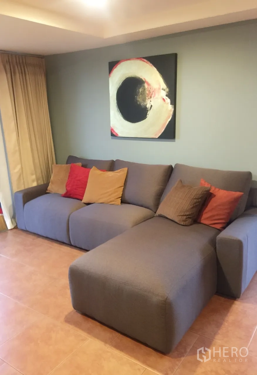 คอนโด ให้เช่าในWatthana, Bangkok - พื้นที่ครัวแบบโอเพ่นพร้อมโถงทางเข้า ตู้ไม้สไตล์คลาสสิก ระเบียงทางเดินอาคาร ผนังเขียว และกลอนประตูดิจิทัลปลอดภัย