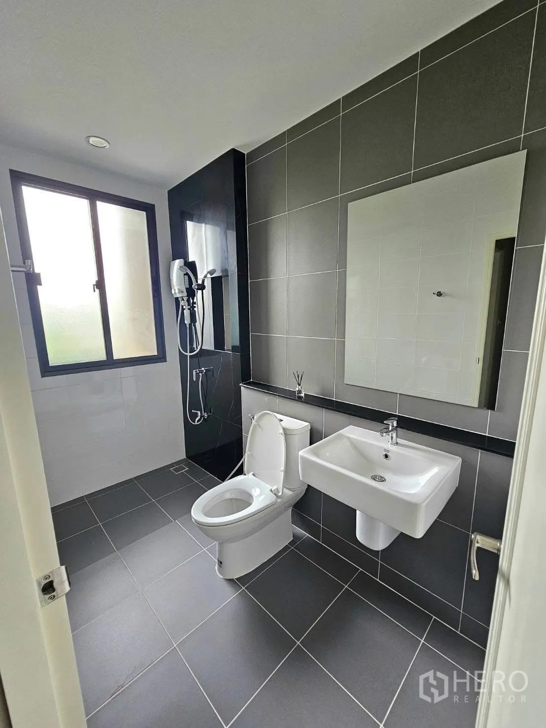 ทาวน์เฮาส์ for rent in Saphan Sung, Bangkok - ห้องน้ำสไตล์โมเดิร์น ปูกระเบื้องสีเทา มีโถสุขภัณฑ์ อ่างล้างหน้า และโซนอาบน้ำแยก