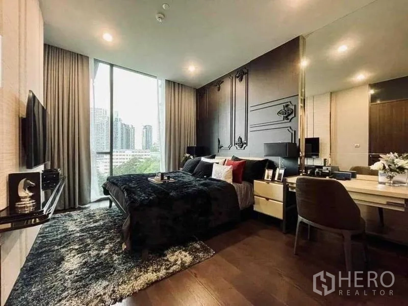 公寓 出租或出售 - 宽敞主卧，落地窗与都市景观。