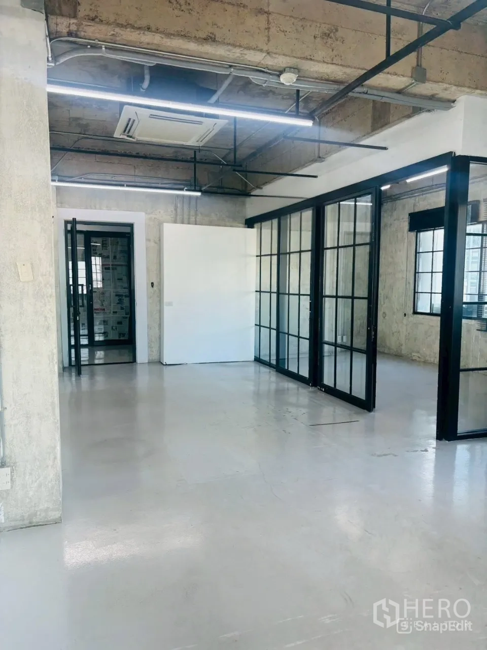 สำนักงาน ให้เช่าในKhlong Toei, Bangkok - ออฟฟิศขนาด 85 ตร.ม. พร้อมห้องกระจกหลายห้อง ระบบเดินลอย และไฟ LED