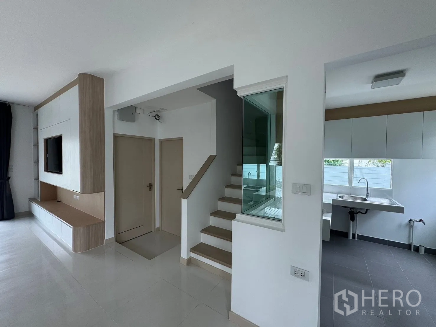 บ้านเดี่ยว for rent in Bang Phli, Samut Prakan - ห้องนั่งเล่นโอเพ่นแพลน โซฟาตัวใหญ่และผนังทีวีบิลต์อิน