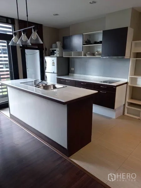 คอนโด ให้เช่าในWatthana, Bangkok - ครัวโมเดิร์นมีไอส์แลนด์ โคมไฟแขวน ตู้เย็น และตู้เก็บของครบ