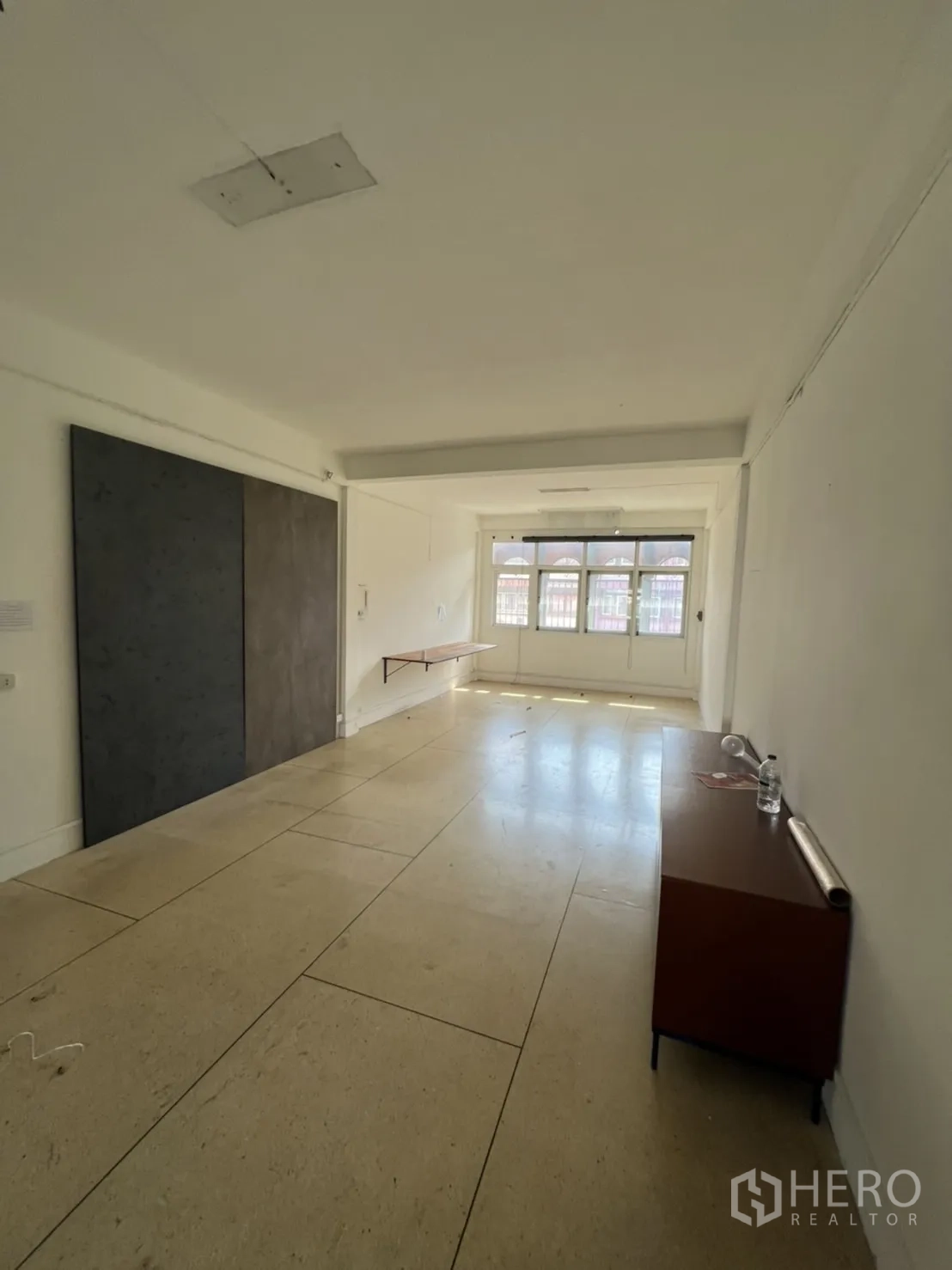 店屋 出租或出售在Watthana, Bangkok - 采光房，浅色地面、壁挂层板与前窗。