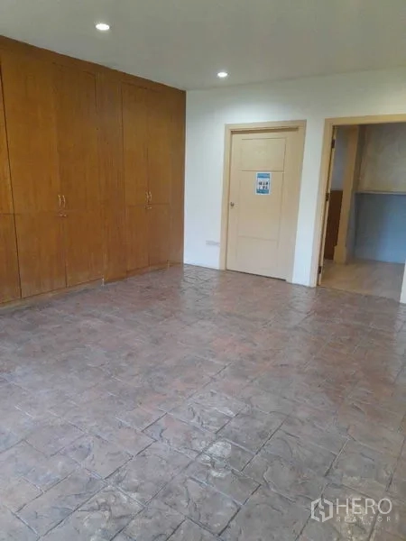 อาคารพาณิชย์ ให้เช่าในHuai Khwang, Bangkok - ห้องเอกชนพร้อมตู้บิลท์อินไม้และพื้นกระเบื้องลายผิว