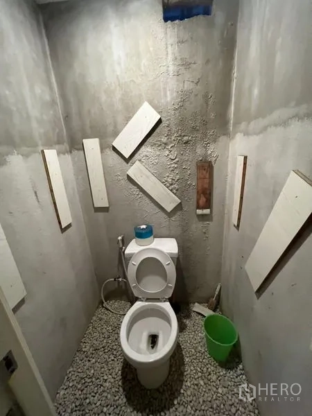 อาคารพาณิชย์ ให้เช่าหรือขายในWatthana, Bangkok - ห้องส้วมผนังปูนเปลือย พื้นโรยหินกรวด