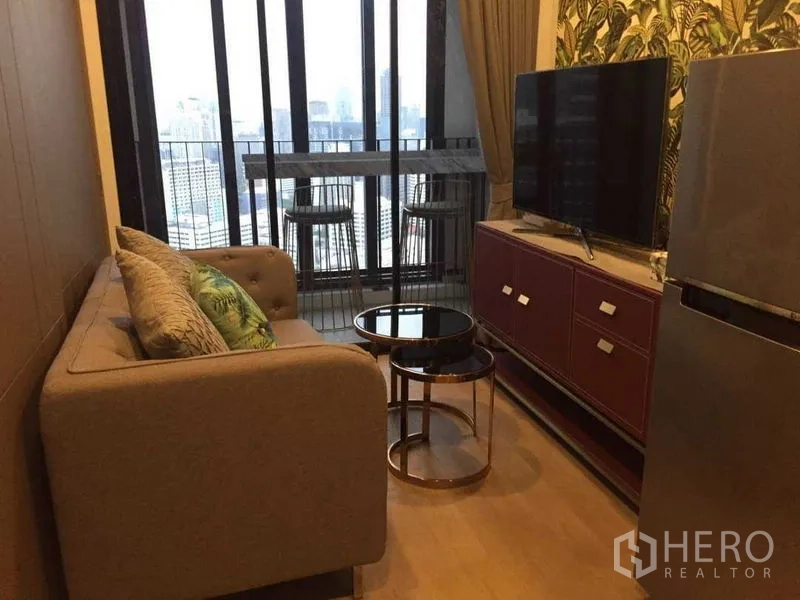 公寓 出租在Bang Rak, Bangkok - 起居区配沙发、套几和电视，朝向阳台吧台