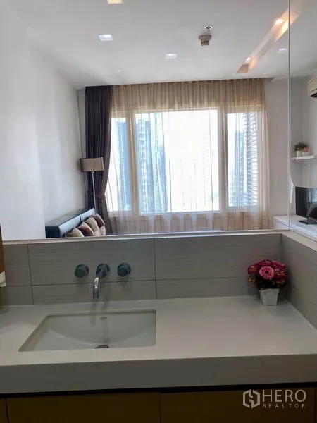 คอนโด ให้เช่าในKhlong Toei, Bangkok - เคาน์เตอร์อ่างล้างหน้าในห้องน้ำสไตล์โมเดิร์น มีกระจกบานกว้างมองเห็นโซนที่พัก