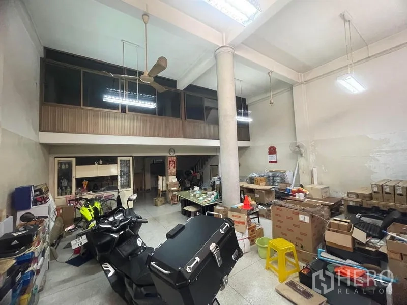 ทาวน์เฮาส์ ให้เช่าในSathon, Bangkok - พื้นที่ชั้นล่างเพดานสูง มีชั้นลอย เสากลาง และพื้นที่เก็บของ