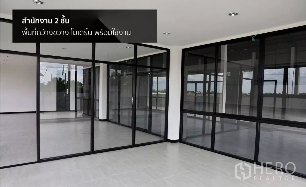 工厂 出租或出售在Phutthamonthon, Nakhon Pathom - 两层办公室内部，玻璃隔间与瓷砖地面，随时可用。