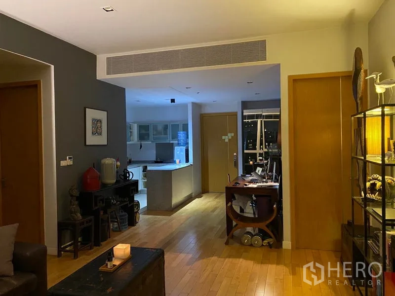 คอนโด ให้เช่าในKhlong Toei, Bangkok - โถงนั่งเล่นแบบเปิดโล่ง เชื่อมเคาน์เตอร์ครัวและมุมทำงาน พื้นไม้โทนอุ่น
