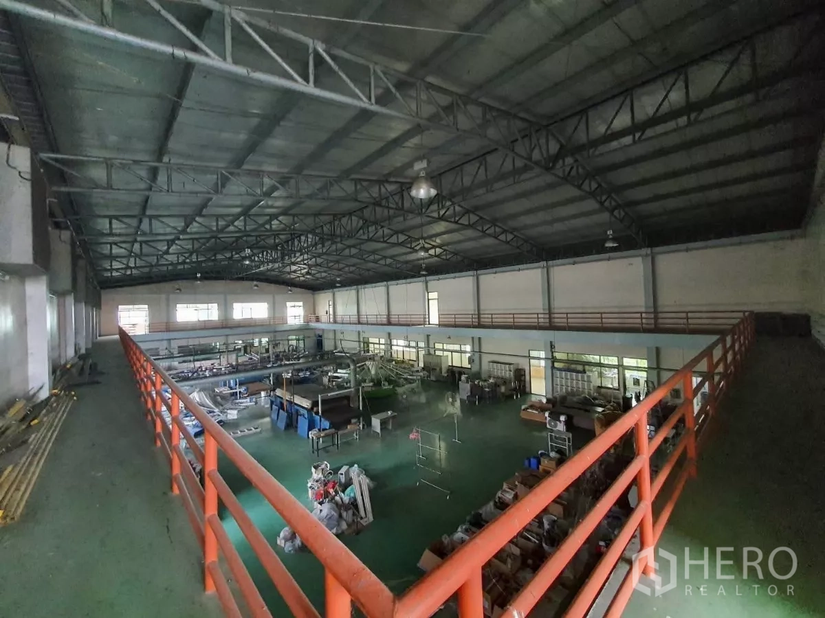 คลังสินค้า ขายในKhlong Toei, Bangkok - ชั้นลอยมองเห็นพื้นที่ผลิต พร้อมโครงหลังคาเหล็กและราวกันตก