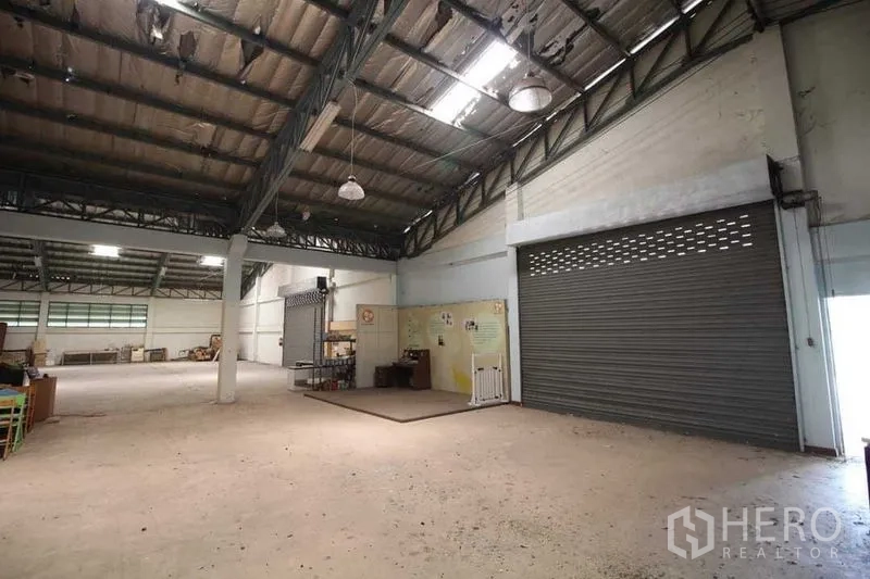 คลังสินค้า ขายในPhanat Nikhom, Chon Buri - โซนโกดังพร้อมประตูม้วน ระดับยกสูงสำหรับขนถ่ายสินค้า