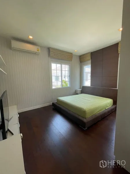 独立式住宅 出租在Bang Phli, Samut Prakan - 次卧，木地板、空调与双窗