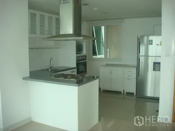 คอนโด ให้เช่าหรือขายในWatthana, Bangkok - ครัวสไตล์ตะวันตกพร้อมไอส์แลนด์ เตา ฮู้ดดูดควัน เตาอบ และตู้เย็นสแตนเลส