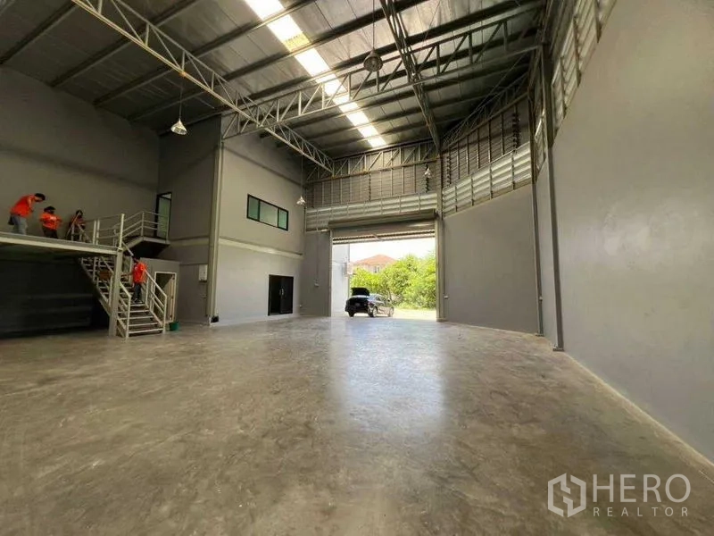 คลังสินค้า ให้เช่าในBang Khun Thian, Bangkok - มุมมองภายในไปยังประตูม้วนสูงและทางรถเข้าออก